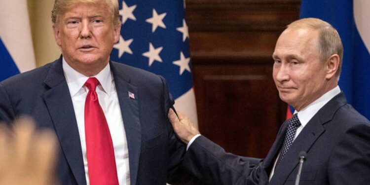 Kreml przygotowuje szczyt na Alasce, aby osłabić jedność USA i Europy, oskarżając Ukrainę o zerwanie pokoju i utrzymując niezmienne cele wojenne.