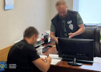 Byłego pracownika Ministerstwa Obrony podejrzewa się o defraudację ponad 1 miliarda hrywien przeznaczonych na zakup żywności dla Sił Zbrojnych Ukrainy. Umowy były zawierane po zawyżonych cenach.
