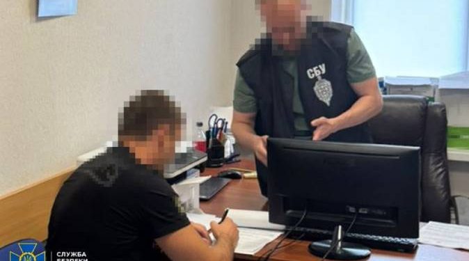 Byłego pracownika Ministerstwa Obrony podejrzewa się o defraudację ponad 1 miliarda hrywien przeznaczonych na zakup żywności dla Sił Zbrojnych Ukrainy. Umowy były zawierane po zawyżonych cenach.