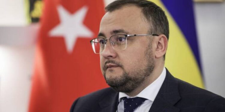 Ambasador Ukrainy w Polsce skrytykował bójki na koncercie Maksa Korża w Warszawie i ostrzegł przed zagrożeniem dla stosunków ukraińsko-polskich.