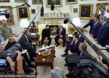 Trump i Zełenski przeprowadzili rozmowy w Waszyngtonie: omówili gwarancje bezpieczeństwa dla Ukrainy oraz perspektywę spotkania trójstronnego z Putinem.