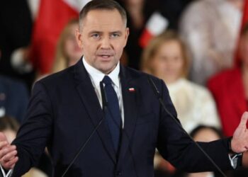 Kijów ostrzegł Polskę o możliwej reakcji na zakaz czerwono-czarnej symboliki po oświadczeniu prezydenta Nawrockiego o projekcie ustawy.