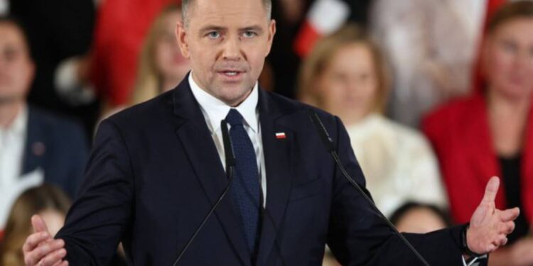 Kijów ostrzegł Polskę o możliwej reakcji na zakaz czerwono-czarnej symboliki po oświadczeniu prezydenta Nawrockiego o projekcie ustawy.