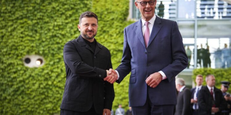 Wołodymyr Zełenski w Berlinie spotkał się z Friedrichem Merzem przed wideokonferencją z Donaldem Trumpem oraz przywódcami europejskimi.