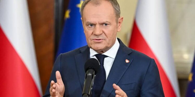 CBOS: w Polsce „Koalicja Obywatelska” Tuska i „Prawo i Sprawiedliwość” zrównały się w sondażu — po 30%. „Konfederacja” utrzymuje 12%.