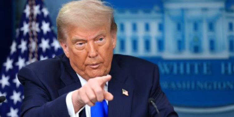 Trump skrytykował Bidena za opóźnienie w udzieleniu Ukrainie zgody na użycie amerykańskiej broni dalekiego zasięgu przeciwko Rosji, ostateczna zgoda została wydana jesienią 2024 roku.