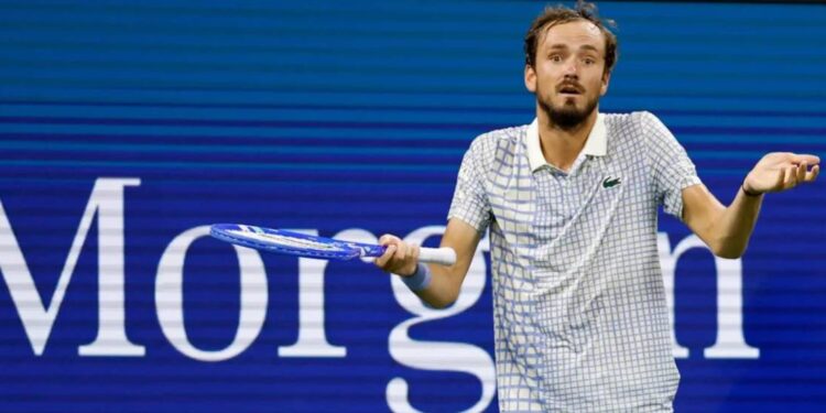 Rosyjski tenisista Daniił Miedwiediew wywołał skandal na US Open, obrażając sędziego podczas meczu przeciwko Francuzowi Benjaminowi Bonzi.