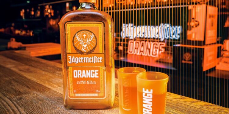 Jägermeister wprowadził nowy likier Orange — 56 ziół i przypraw w połączeniu z sokiem pomarańczowym. Świeży smak, 33% zawartości alkoholu, pojemność 0,7 l.