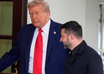 Trump wstrzymał udział w pokojowych negocjacjach Ukrainy i Rosji, dając Zełenskiemu i Putinowi możliwość dwustronnego spotkania.