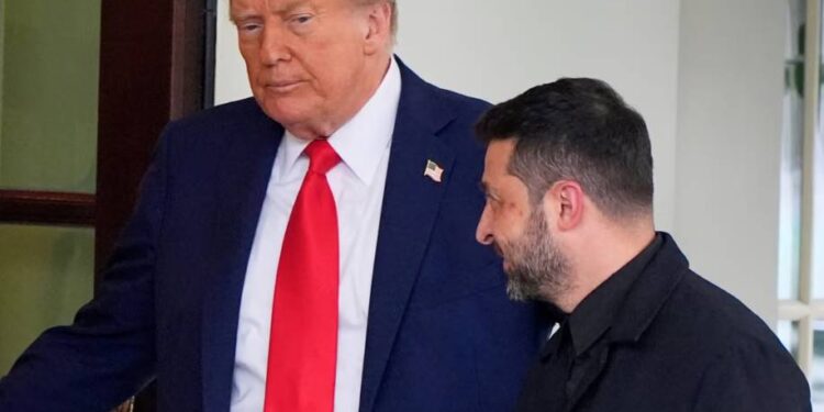 Trump wstrzymał udział w pokojowych negocjacjach Ukrainy i Rosji, dając Zełenskiemu i Putinowi możliwość dwustronnego spotkania.