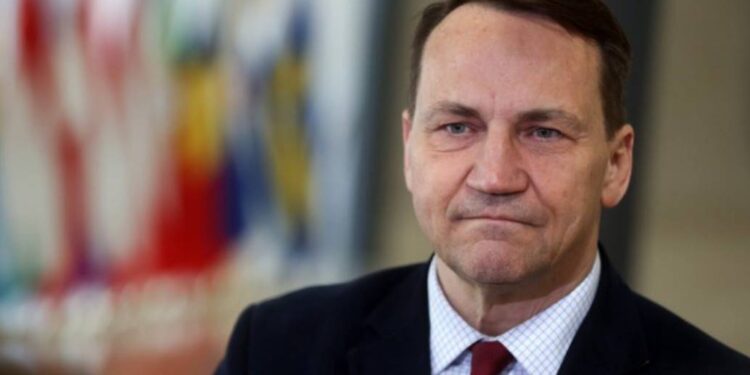 Konflikt między MSZ a Kancelarią Prezydenta Polski dotyczący instrukcji dla Nawrockiego przed pierwszą wizytą w USA wywołał ostre komentarze.