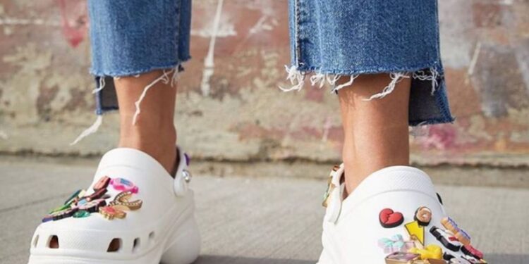 Akcje Crocs spadły o 29% po prognozie spadku przychodów i wzroście kosztów importowych ceł w USA.