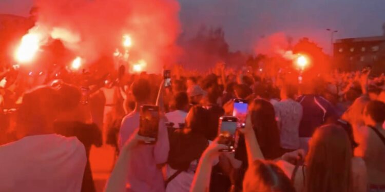 Polska deportuje 63 osoby, w tym 57 Ukraińców, po zamieszkach na koncercie Maksa Korża w Warszawie, poinformował premier Tusk.