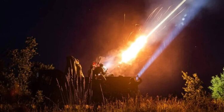 Rosja zaatakowała Ukrainę ponad 600 dronami i rakietami. Trafienia we Lwowie, Mukaczewie i Zaporożu: zabici, ranni oraz zniszczone obiekty cywilne.