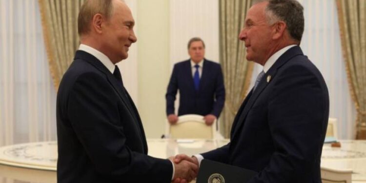 Specjalny wysłannik USA Witkoff przeprowadził negocjacje z Putinem w Kremlu przed terminem Trumpa dotyczącym zakończenia wojny na Ukrainie i groźbą nowych sankcji.