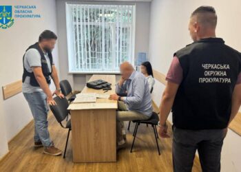 W Czarkasach choreografka zebrała ponad 1 mln hrywien na wyjazd dzieci, ale przegrała pieniądze w kasynie online. Postawiono jej zarzut oszustwa.