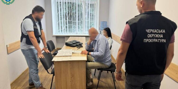 W Czarkasach choreografka zebrała ponad 1 mln hrywien na wyjazd dzieci, ale przegrała pieniądze w kasynie online. Postawiono jej zarzut oszustwa.