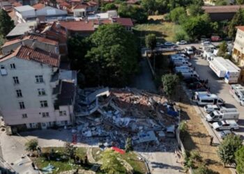 Trzęsienie ziemi o magnitudzie 6,1 w tureckim Balıkesir zniszczyło i uszkodziło dziesiątki budynków. Zginęła jedna osoba, cztery zostały uratowane spod gruzów.