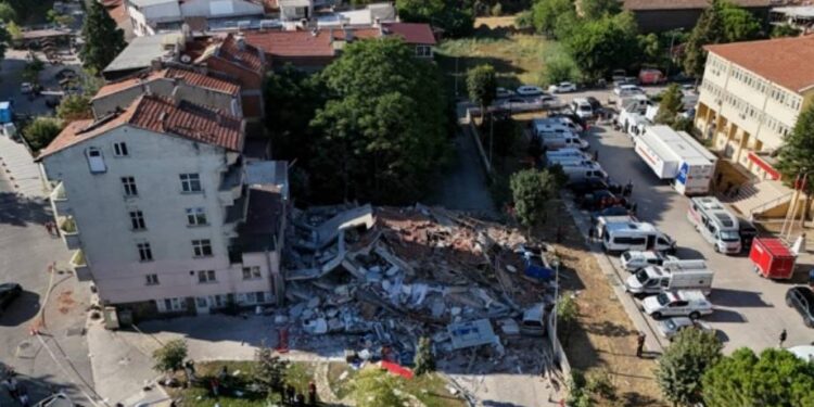 Trzęsienie ziemi o magnitudzie 6,1 w tureckim Balıkesir zniszczyło i uszkodziło dziesiątki budynków. Zginęła jedna osoba, cztery zostały uratowane spod gruzów.