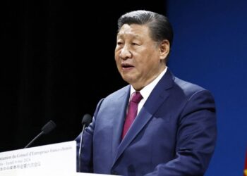 Chiny domagają się od USA złagodzenia kontroli eksportu wysokowydajnych chipów HBM, które hamują rozwój sztucznej inteligencji, w kontekście negocjacji handlowych.