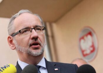 Byłego ministra zdrowia Polski, Adama Niedzielskiego, pobito w Siedlcach z powodu jego polityki podczas pandemii COVID-19; napastnicy zostali zatrzymani.