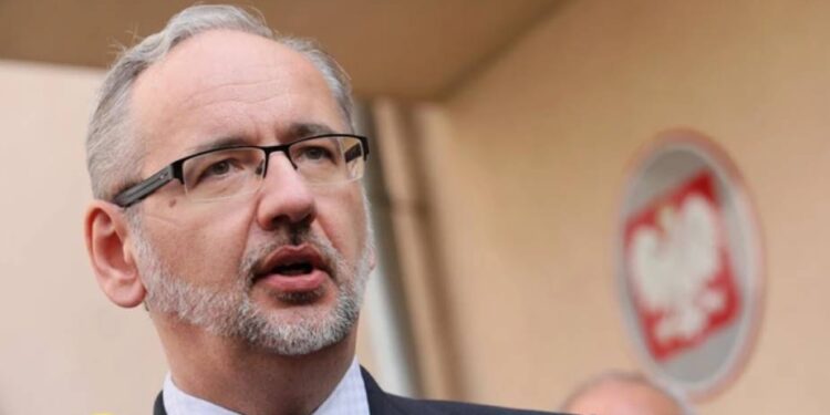 Byłego ministra zdrowia Polski, Adama Niedzielskiego, pobito w Siedlcach z powodu jego polityki podczas pandemii COVID-19; napastnicy zostali zatrzymani.