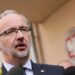 Byłego ministra zdrowia Polski, Adama Niedzielskiego, pobito w Siedlcach z powodu jego polityki podczas pandemii COVID-19; napastnicy zostali zatrzymani.