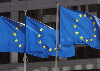 UE wzywa posła Rosji po ataku lotniczym na delegację w Kijowie; pobliski budynek mieszkalny uszkodzony, poważnych ofiar brak.