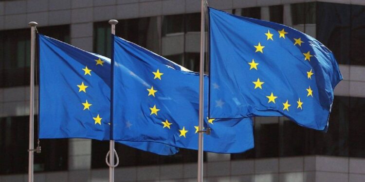 UE wzywa posła Rosji po ataku lotniczym na delegację w Kijowie; pobliski budynek mieszkalny uszkodzony, poważnych ofiar brak.