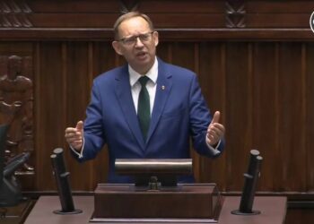 Ukraińskie hasło „Sława Ukrainie!” wywołało skandal w polskim Sejmie. Poseł porównał je do „Sieg Heil”, ambasador Ukrainy odpowiedział apelem o szacunek.
