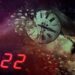 Dowiedz się, co oznacza 22:22 na zegarze, dlaczego powtarzające się liczby uważane są za magiczne i jaki wpływ mogą mieć na Twoje życie.