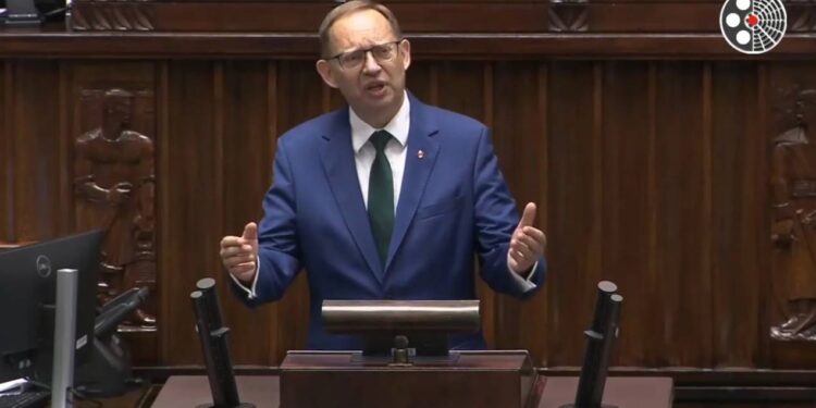Ukraińskie hasło „Sława Ukrainie!” wywołało skandal w polskim Sejmie. Poseł porównał je do „Sieg Heil”, ambasador Ukrainy odpowiedział apelem o szacunek.