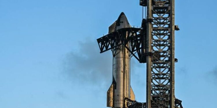 SpaceX ogłosiła jubileuszowy, dziesiąty start rakiety Starship 24 sierpnia z Teksasu, testując technologie dla misji na Księżyc i Marsa.