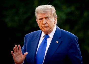 USA wprowadziły 25% cła na import z Indii z powodu zakupów rosyjskiej ropy, zwiększając presję na Indie za ich powiązania handlowe z Moskwą.