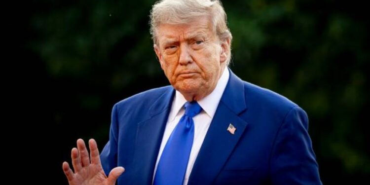 USA wprowadziły 25% cła na import z Indii z powodu zakupów rosyjskiej ropy, zwiększając presję na Indie za ich powiązania handlowe z Moskwą.