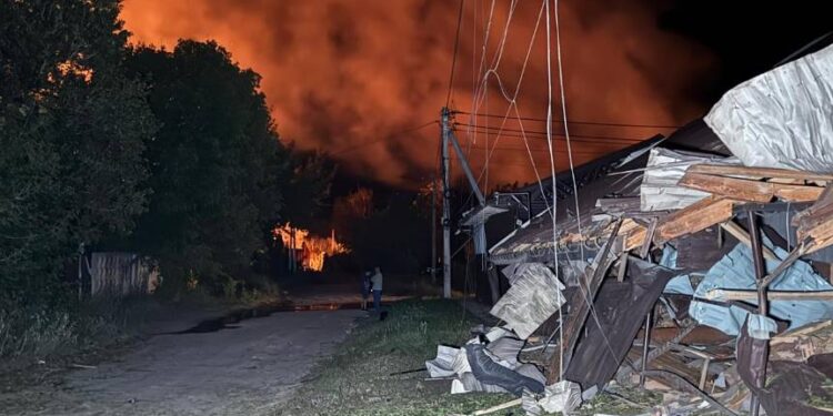 Rosja zaatakowała dronami Ochtyrkę: uszkodzone budynki mieszkalne, rannych 12 osób, w tym dzieci. Wszczęto śledztwo w sprawie zbrodni wojennej.