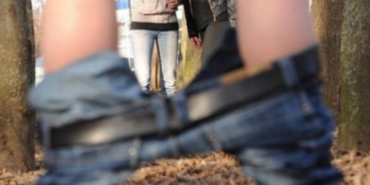 Dowiedz się, co oznacza sen o nagim mężczyźnie, jakie są główne interpretacje i co symbolizuje ten obraz w różnych sennikach.