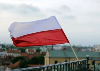 Większość Polaków sprzeciwia się wysłaniu wojsk na Ukrainę, potwierdzając oficjalne stanowisko rządu w sprawie misji pokojowej.