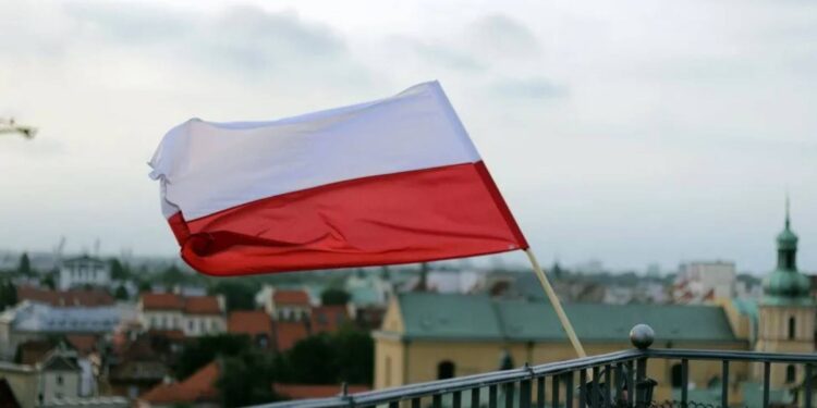 Większość Polaków sprzeciwia się wysłaniu wojsk na Ukrainę, potwierdzając oficjalne stanowisko rządu w sprawie misji pokojowej.
