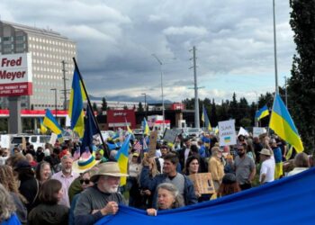 W Anchorage, Alaska, tysiąc osób wzięło udział w proukraińskim proteście przed szczytem Trumpa i Putina, sprzeciwiając się wizycie przywódcy Kremla w USA.