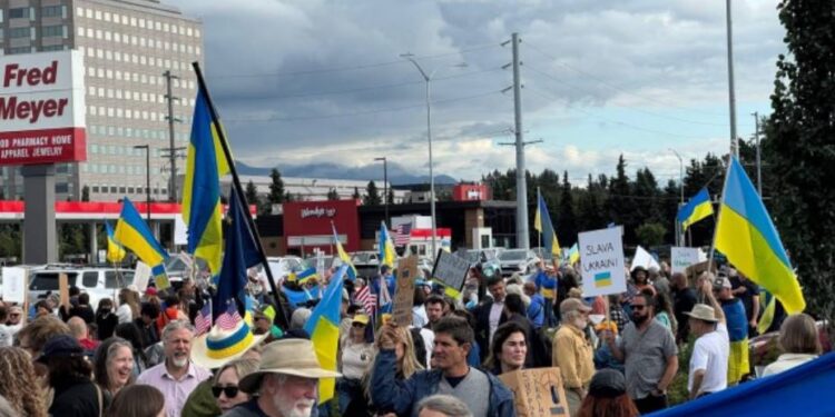 W Anchorage, Alaska, tysiąc osób wzięło udział w proukraińskim proteście przed szczytem Trumpa i Putina, sprzeciwiając się wizycie przywódcy Kremla w USA.