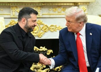 USA zatwierdziły sprzedaż Ukrainie 3350 rakiet lotniczych ERAM o wartości 850 mln USD; dostawy zostały odłożone do szczytów Trumpa z Putinem i Zełenskim.