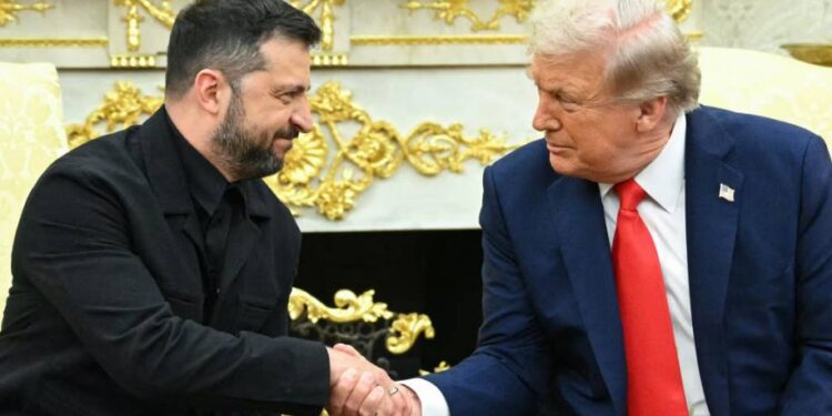 USA zatwierdziły sprzedaż Ukrainie 3350 rakiet lotniczych ERAM o wartości 850 mln USD; dostawy zostały odłożone do szczytów Trumpa z Putinem i Zełenskim.