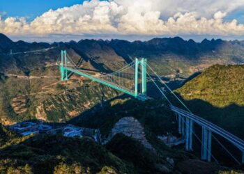 Huajiang Grand Canyon Bridge w Chinach stał się najwyższym mostem na świecie — 625 m nad rzeką Beipan. Obiekt w Guizhou otwarto po trzech latach budowy.