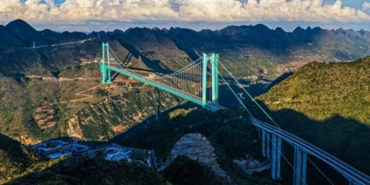 Huajiang Grand Canyon Bridge w Chinach stał się najwyższym mostem na świecie — 625 m nad rzeką Beipan. Obiekt w Guizhou otwarto po trzech latach budowy.