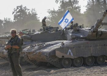 Izrael ostrzegł przed możliwym zniszczeniem Gazy po nocnych nalotach. Minister obrony Katz oświadczył, że Hamas musi złożyć broń i uwolnić zakładników.