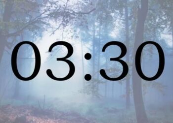 Dowiedz się, co oznacza lustrzana liczba 03:30 na zegarze: interpretacja numerologów, duchowe znaczenia i powody jej powtarzającego się pojawiania.