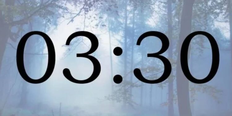 Dowiedz się, co oznacza lustrzana liczba 03:30 na zegarze: interpretacja numerologów, duchowe znaczenia i powody jej powtarzającego się pojawiania.