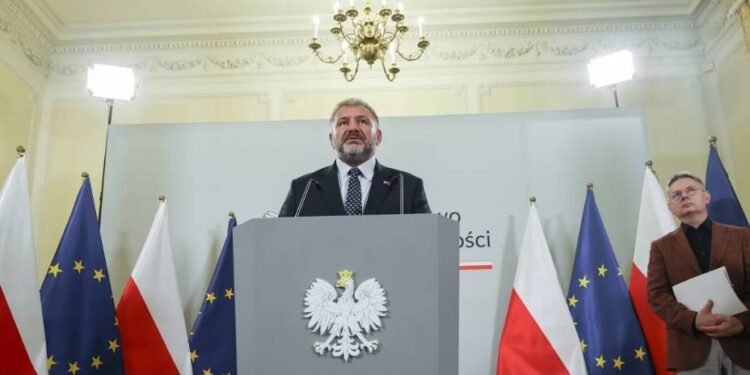 Prokuratura w Polsce domaga się uchylenia immunitetu Grzegorza Brauna za wypowiedzi o Auschwitz. Europosłowi grozi do trzech lat więzienia.