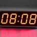Dowiedz się, jakie znaczenie ma lustrzany czas 08:08 na zegarze: numerologia, symbolika duchowa, wpływ na miłość, karierę i podświadomość.